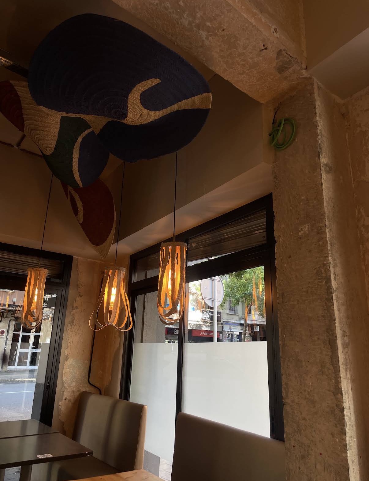 Te de menta fresco en tetera de laton grabada